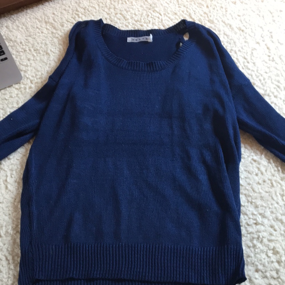 blue knot top
